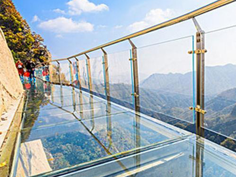 玻璃吊橋受到外國(guó)人質(zhì)疑,不遠(yuǎn)萬(wàn)里來(lái)砸橋,結(jié)局讓人很無(wú)奈